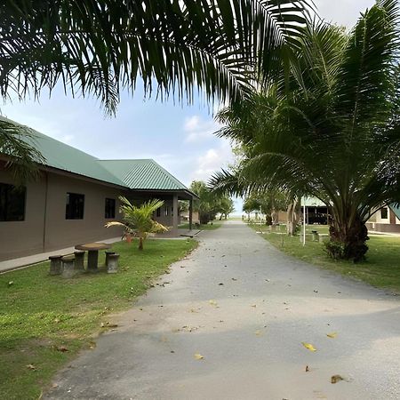 OYO 89896 Sedili Inn Resort Kota Tinggi Esterno foto