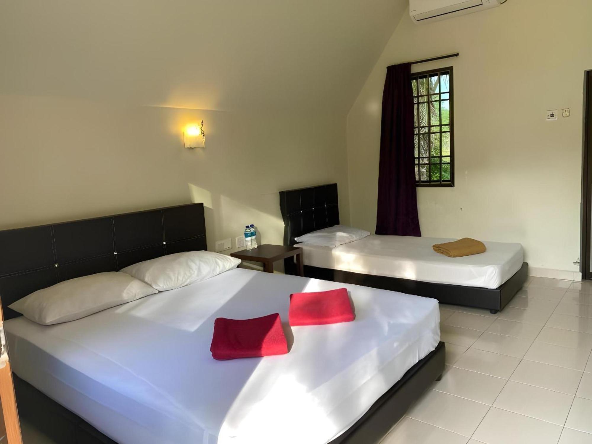 OYO 89896 Sedili Inn Resort Kota Tinggi Esterno foto