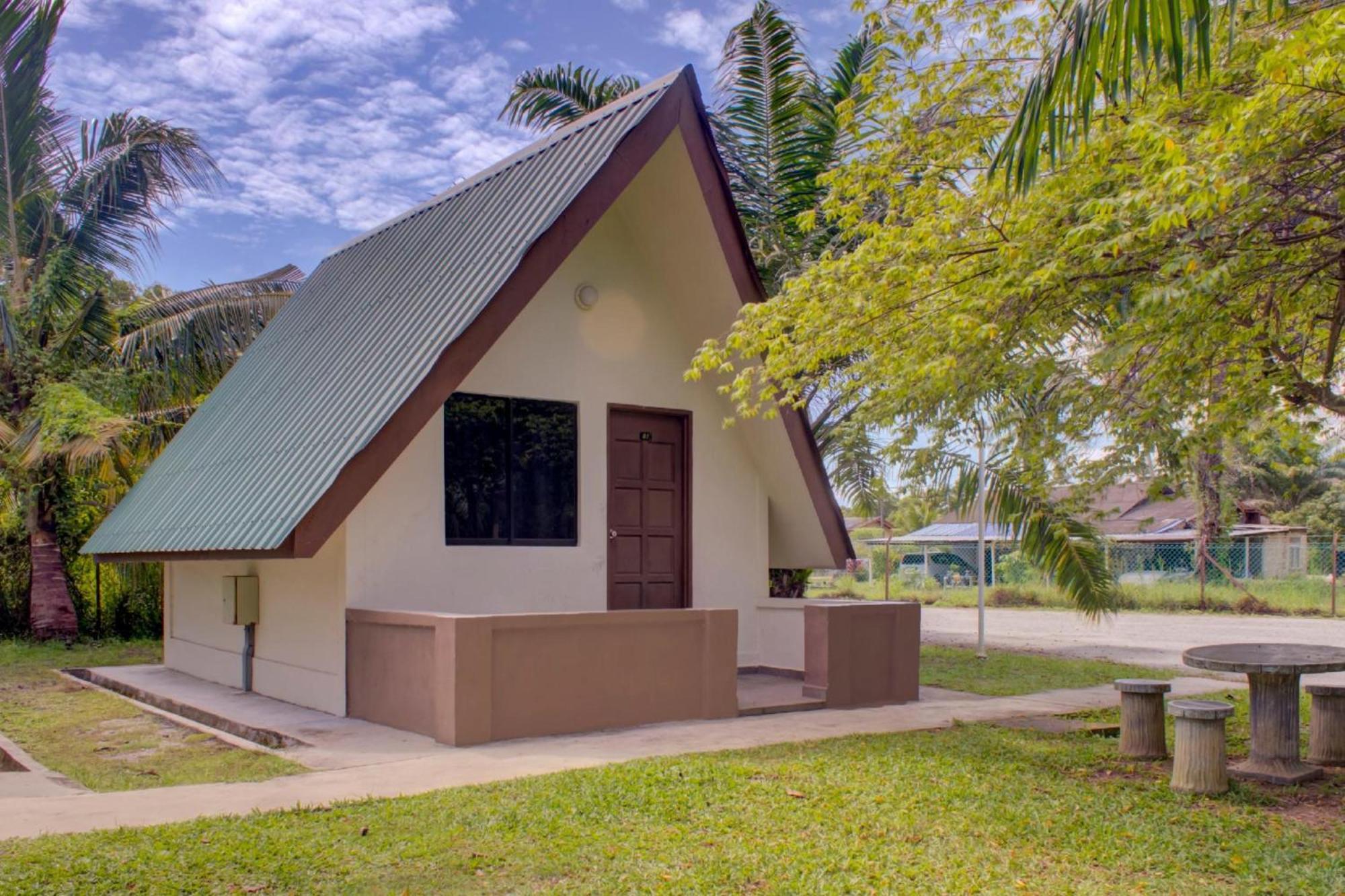 OYO 89896 Sedili Inn Resort Kota Tinggi Esterno foto